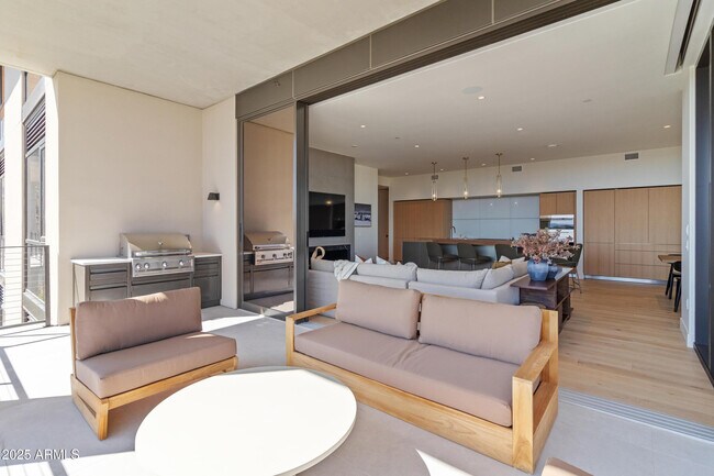 Building Photo - 5000 N Camelback Rdg Dr