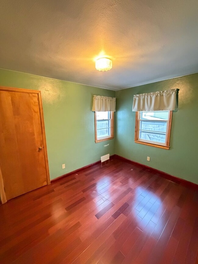 Building Photo - AVAILABLE NOW! - 2 Bed 1 Bath Home!