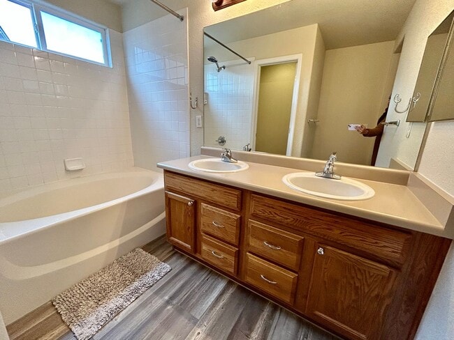 Building Photo - Beautiful Stetson Hills 3 Bedroom