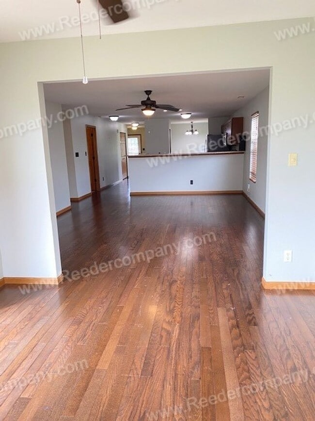 Building Photo - Single level open concept duplex features ...