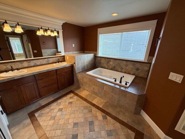 Building Photo - Stunning large 3 bedroom plus bonus rooms ...