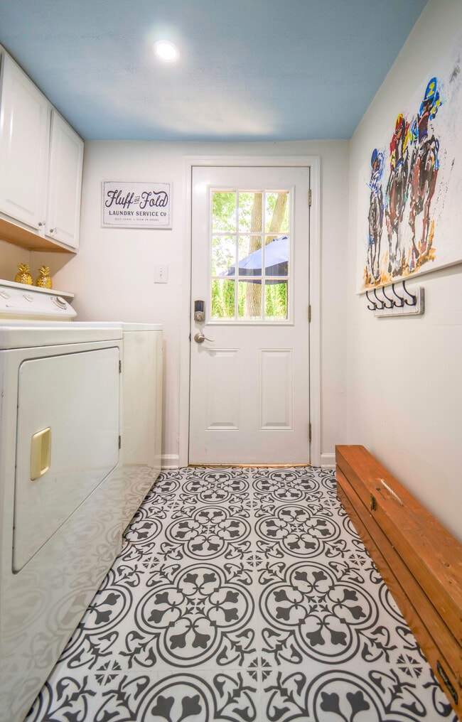 Building Photo - 385 Sherman Ave