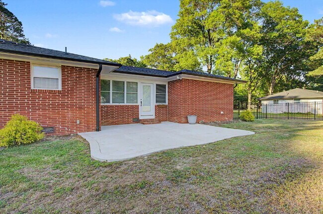 Building Photo - Charming 3-Bed/2.5-Bath Ranch in Durham