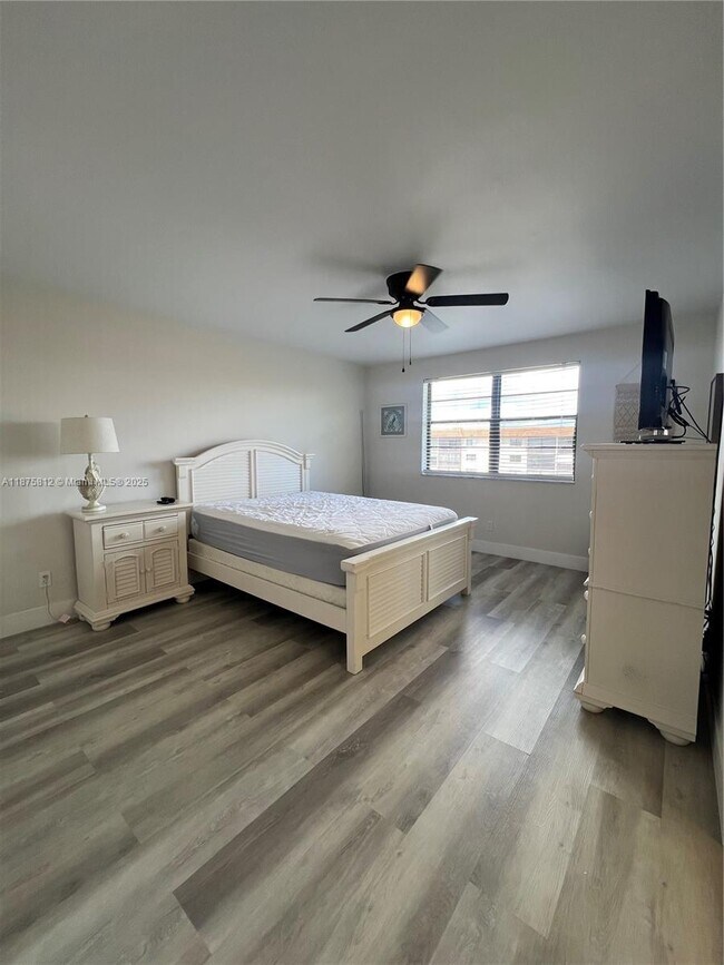 Building Photo - 4950 E Sabal Palm Blvd