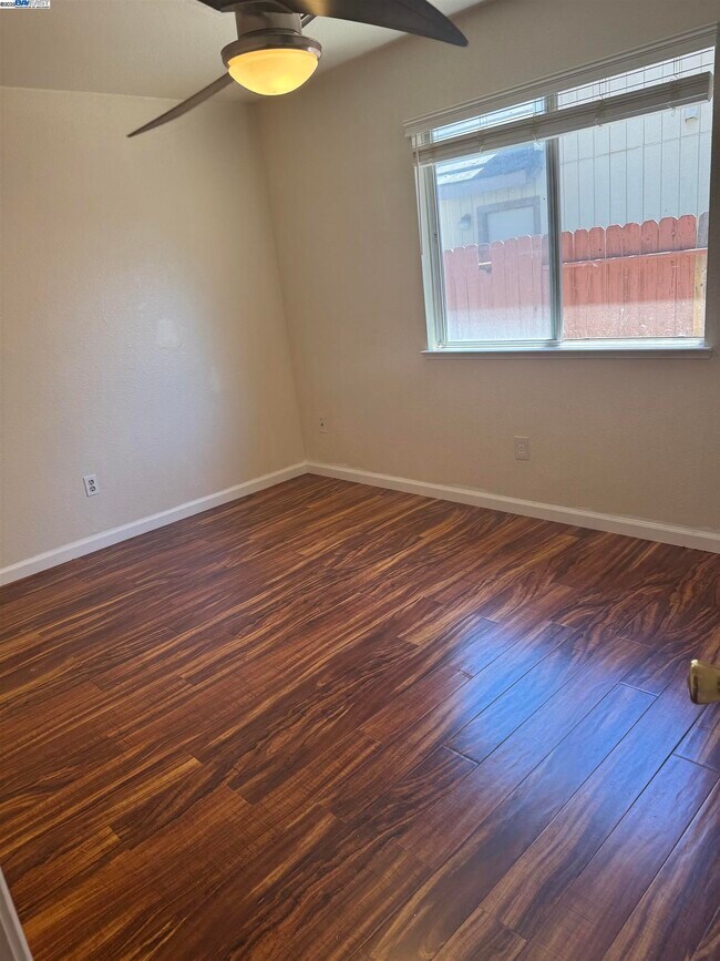 Building Photo - 5325 Avante Ln