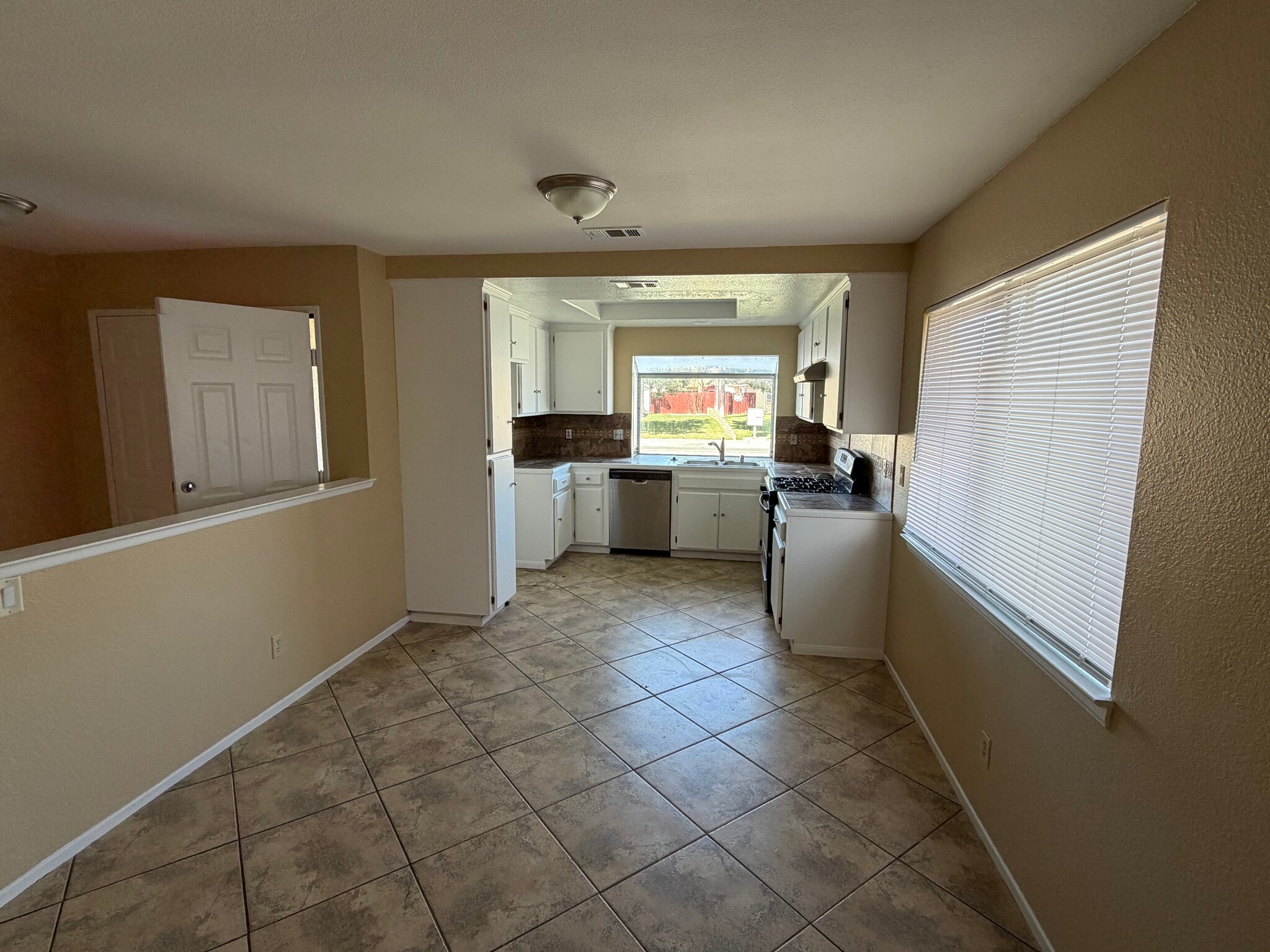 Kitchen - 3865 Rexford Dr