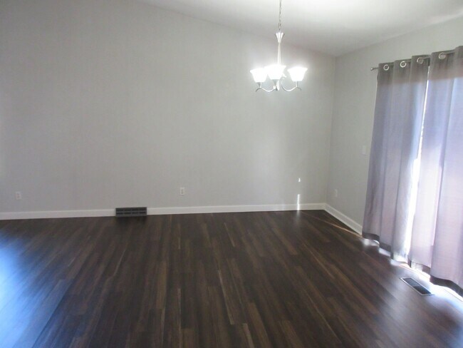 Building Photo - 452