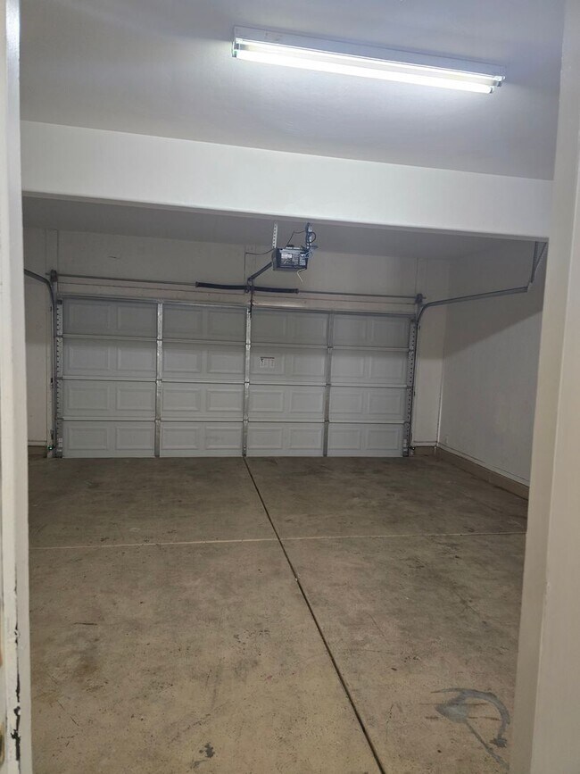 Building Photo - Large 4 bedroom home with Den - Corner lot...