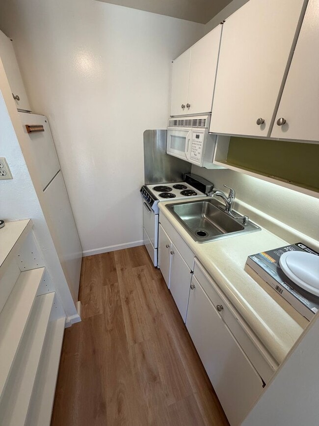 Building Photo - Bright and Sunny Studio With Water View For Rent at the Watergate Community In Emeryville, Ca!!!!