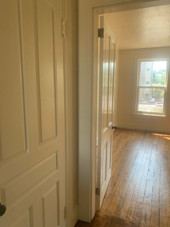 Building Photo - 3 Bedroom 2nd/3rd Floor Apartment York City SD