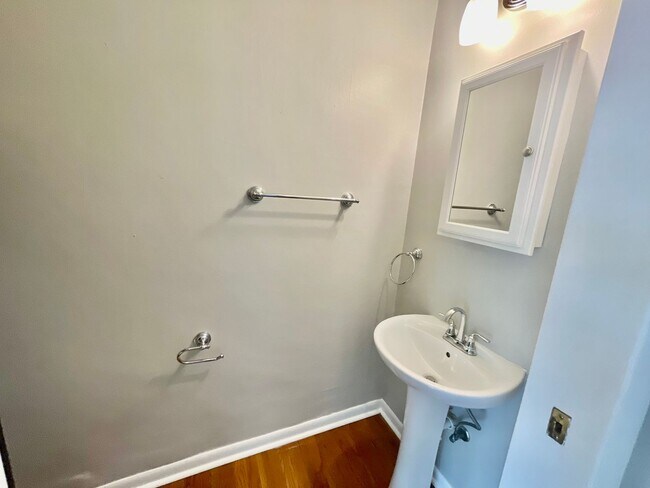 Building Photo - 3 Bed 1.5 Bath- Southside Pittsburgh PA