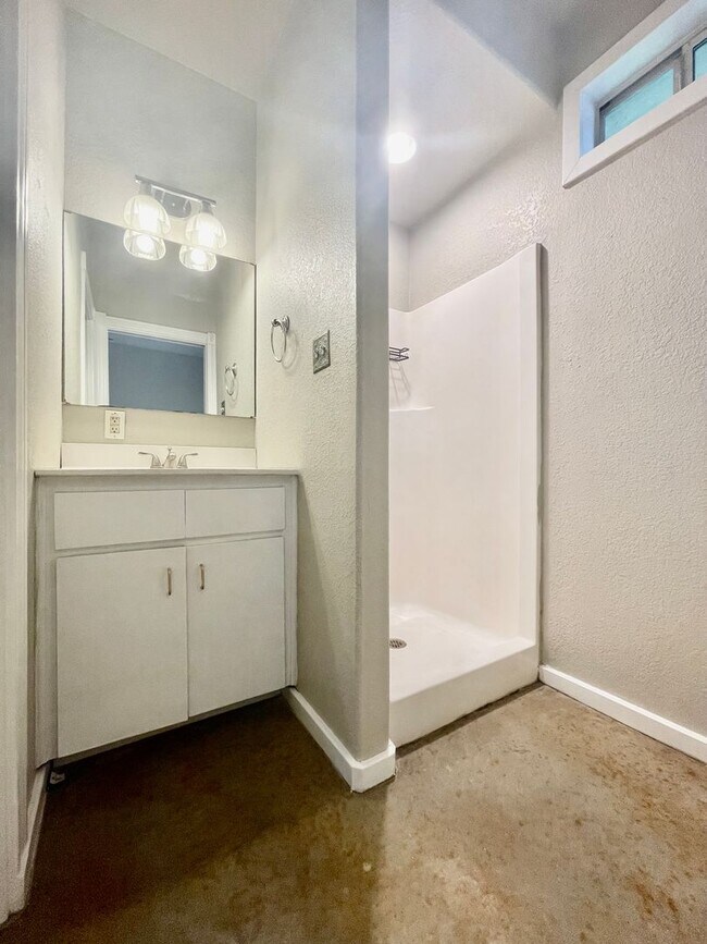 Building Photo - 705 Smith Dr