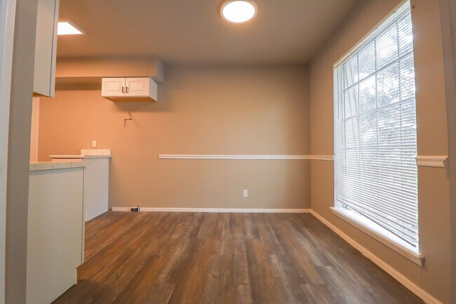 Building Photo - 2 Bed / 2 Bath Condo in Central Tulsa!