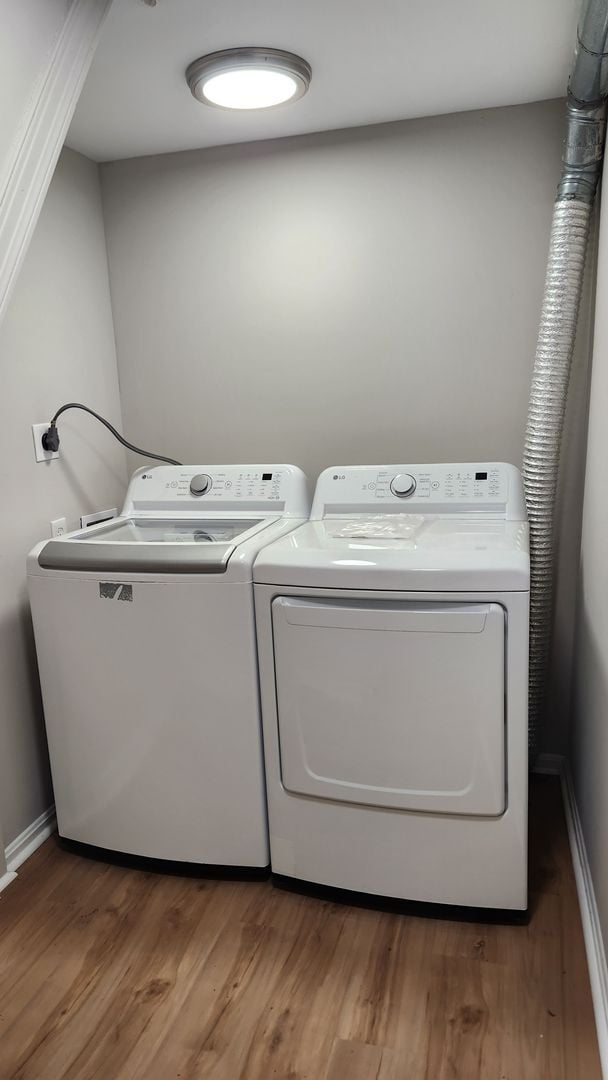 Building Photo - Bright and Newly Updated Apartment in the Heart of Old Town!