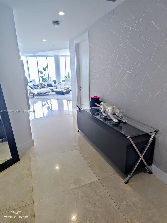 Building Photo - 200 Biscayne Blvd Way