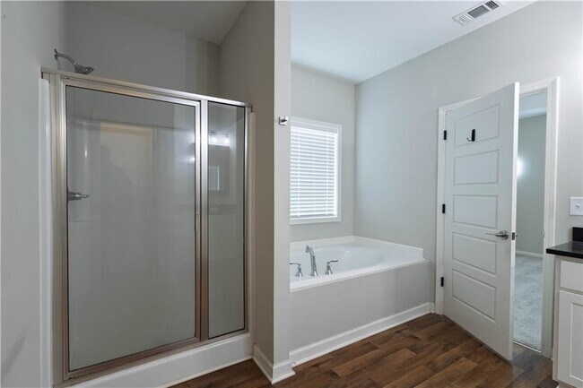 Building Photo - 214 Oakwood Dr