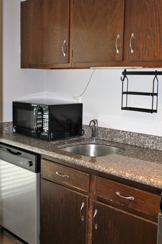 Building Photo - Just outside the perimeter at 75 and 285!