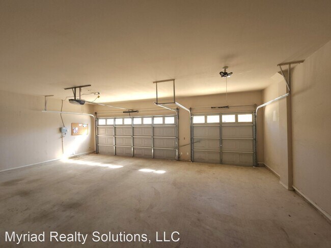 Building Photo - 4 br, 3.5 bath House - 21215 Encino Ash