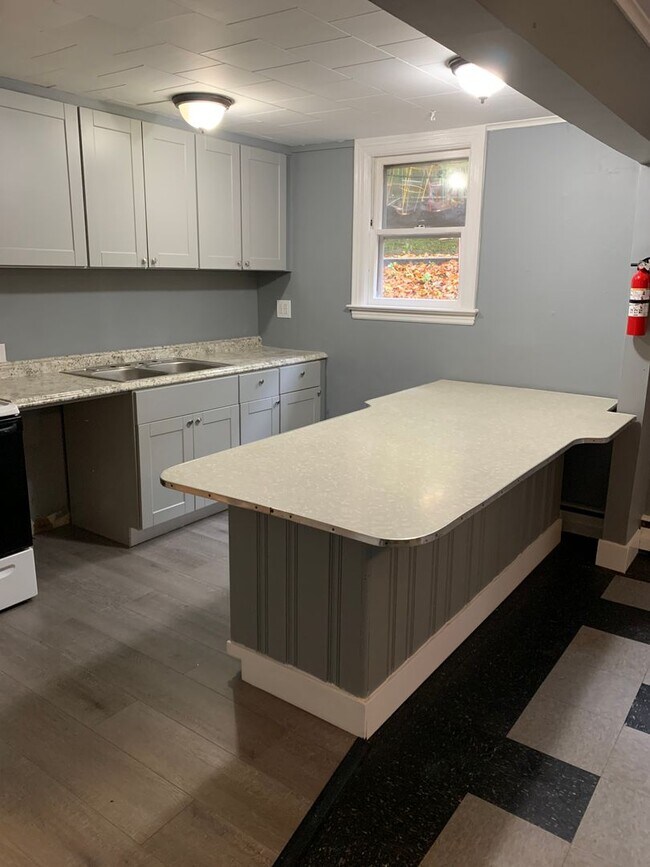 Building Photo - Charming 3-Bedroom Apartment in Midtown Ki...