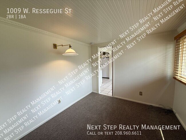 Building Photo - 1009 W Resseguie St