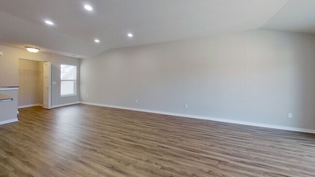 Building Photo - Like New Condo Style Upper 2 Bedroom 1 Bathroom Apartment is Available