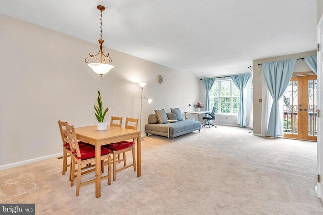 Building Photo - 465 Woodstock Ln