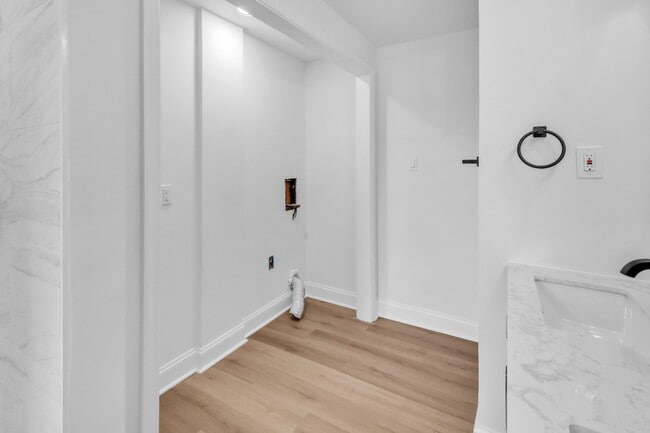 Building Photo - 211 Della Ln