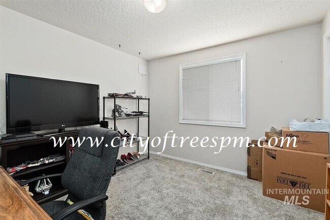 Building Photo - Fantastic 4 bed 2 Bath, 3 Car Garage with ...