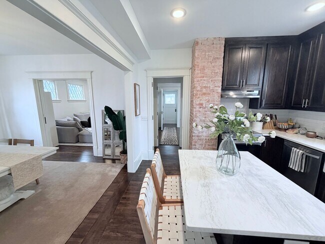 Building Photo - Gorgeous 3 Bedroom with Modern Upgrades!!