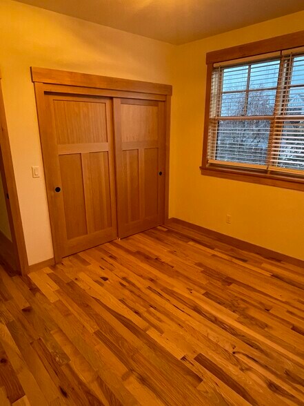 Building Photo - 533 4th Ave SW