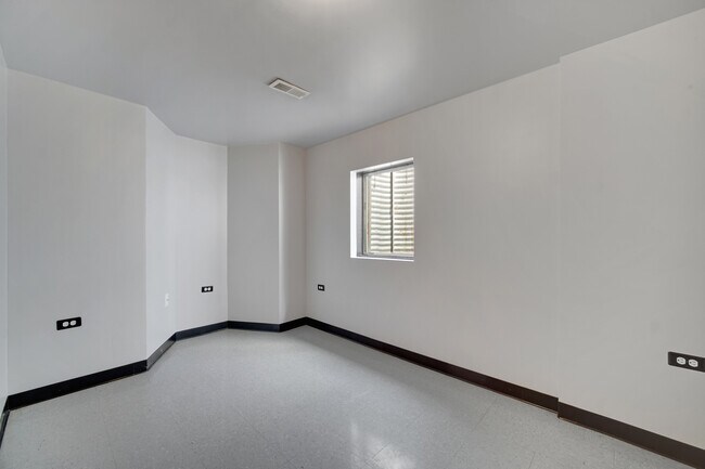 Building Photo - 715 Greenview Ln