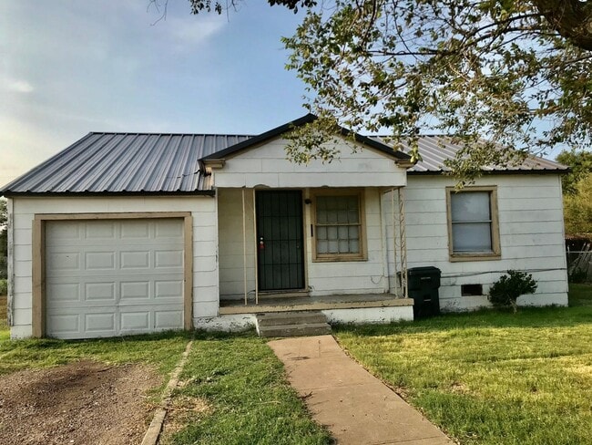 Building Photo - Cute 2 bed, 1 bath, 1 car garage in North Amarillo!