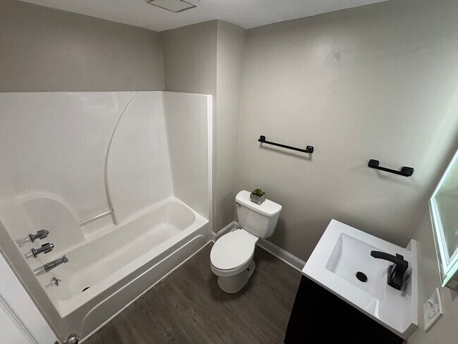 Building Photo - 2 Bed 1 Bath - Renovated single family house in the Russell neighborhood