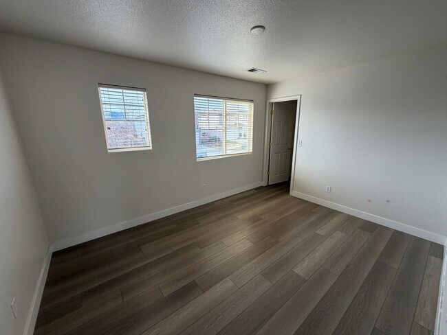 Building Photo - 3 Bedroom 2.5 Bathroom Home in Northwest Reno!
