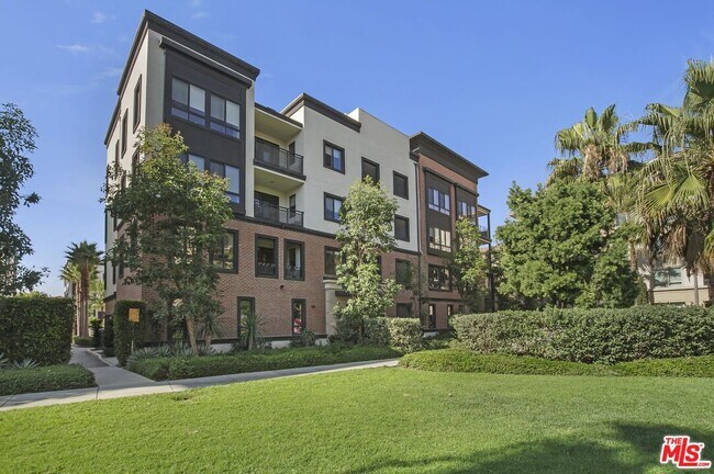 Building Photo - 12875 W Runway Rd