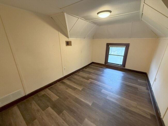 Building Photo - 147 Lathrop St