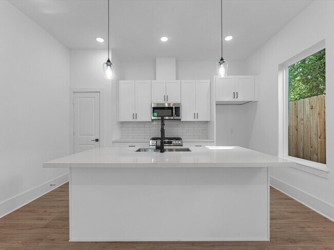 Building Photo - 867 Mansfield St