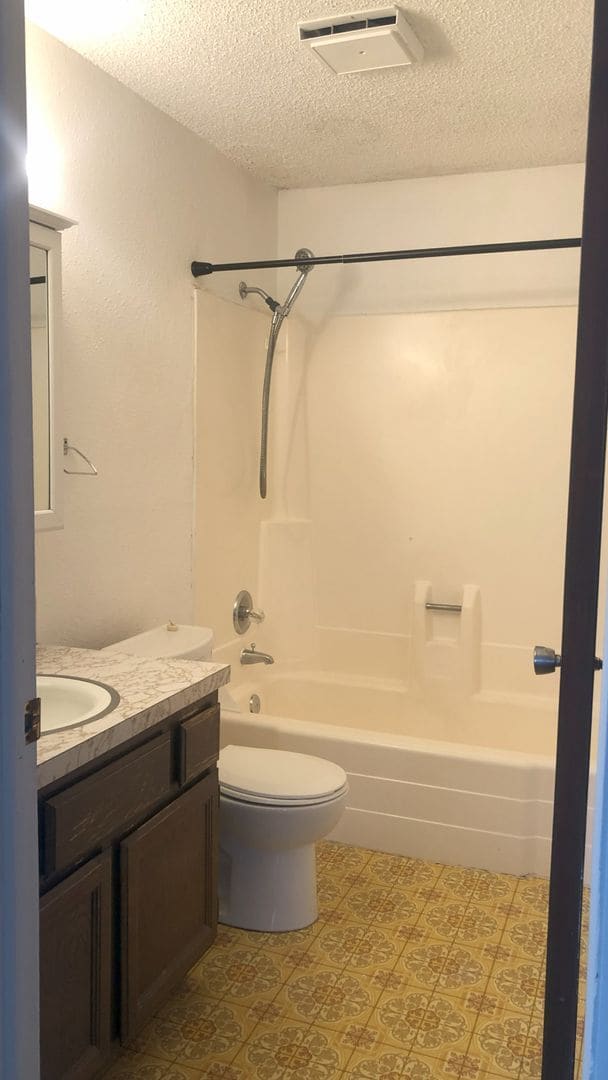 Building Photo - 2 bedroom 1 bath Centrally Located Apartment
