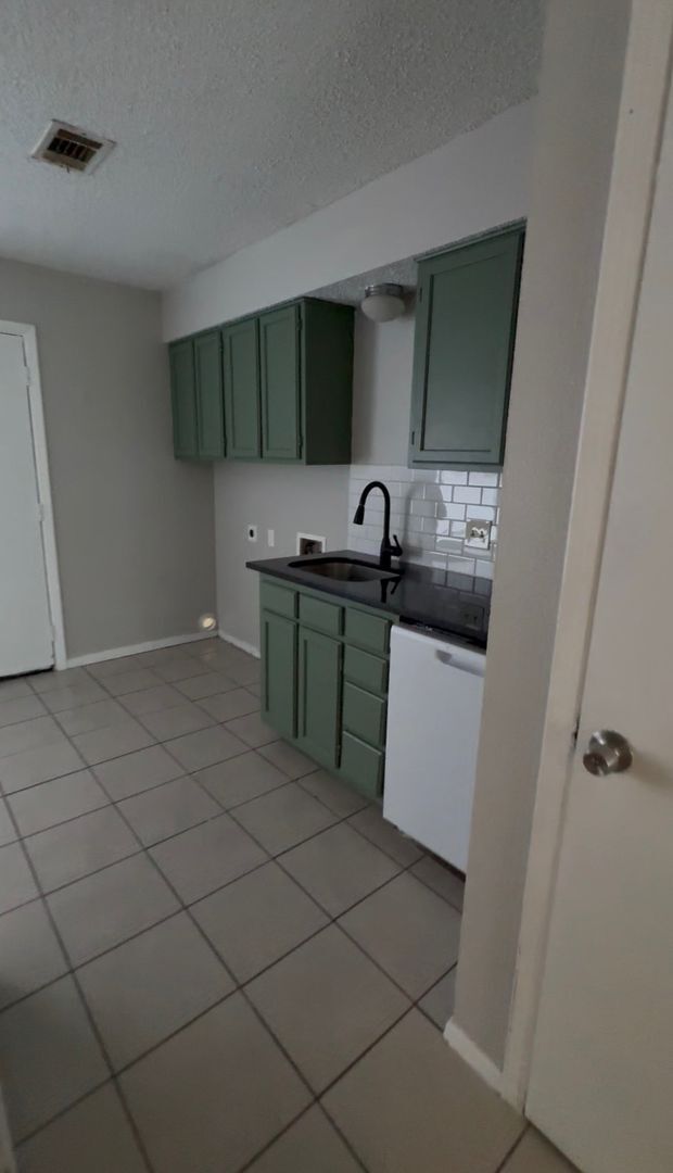 Building Photo - Gated & Affordable-Move in special!