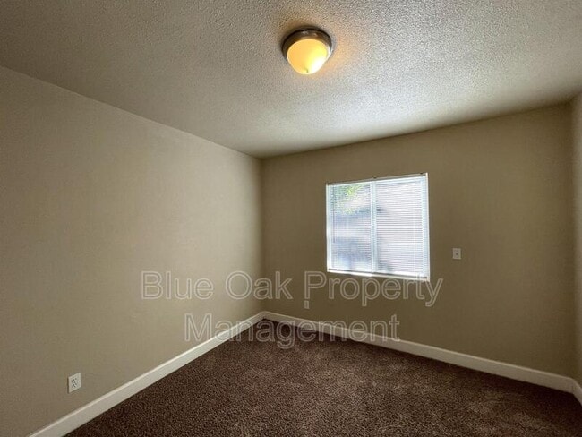 Building Photo - 605 W 6th St