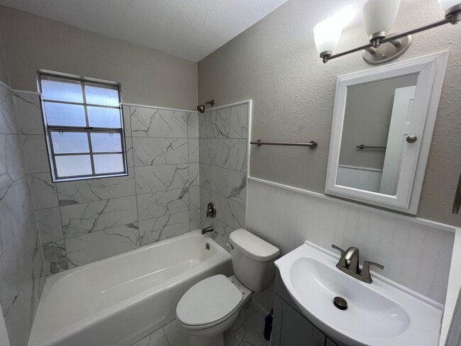 Building Photo - Pensacola - 2 Bedroom, 1 Bathroom - lawn care included