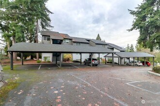 Building Photo - Lovely 2-Bedroom End Unit Condo in Cedarwo...