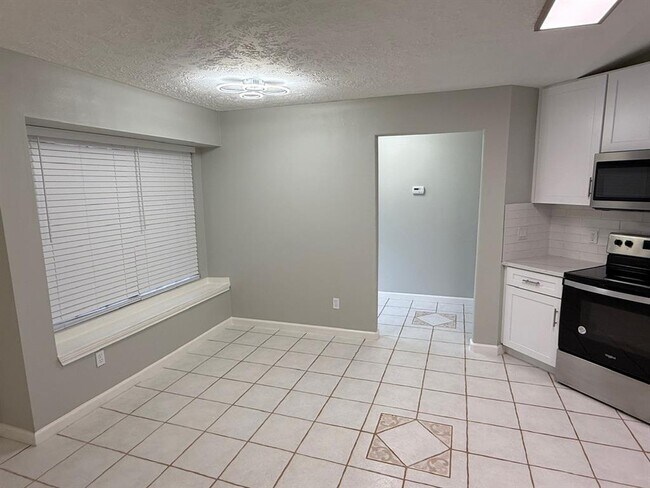 Building Photo - 2812 Forest Hills Dr
