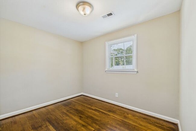 Building Photo - Updated home with New Kitchen, Hardwood Fl...