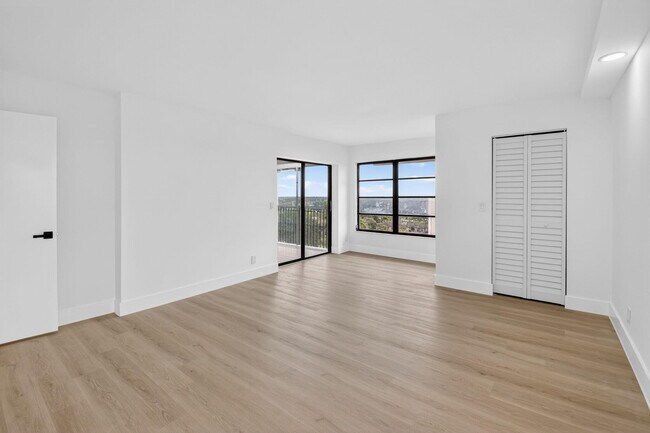 Building Photo - 14475 Strathmore Ln