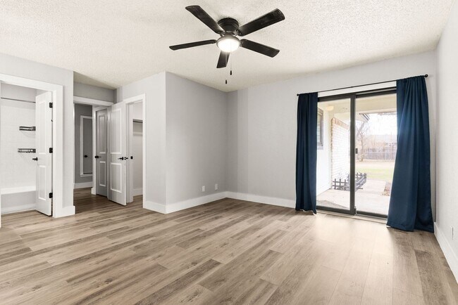 Building Photo - 2606 Lake Rd