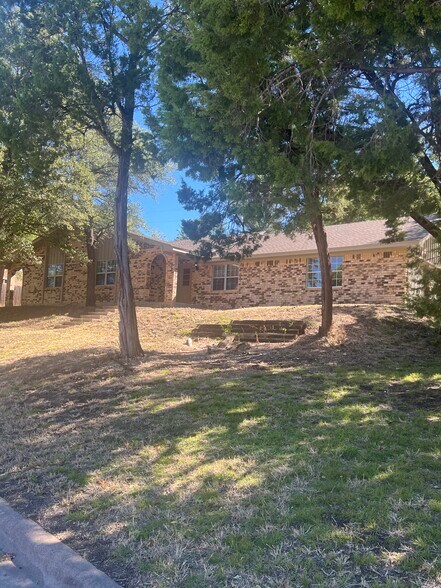 Building Photo - 827 Cliffside Dr