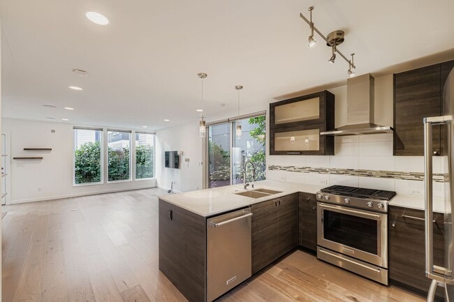 Building Photo - Bright 3bed/2.5bath Townhome in Judkins Pa...