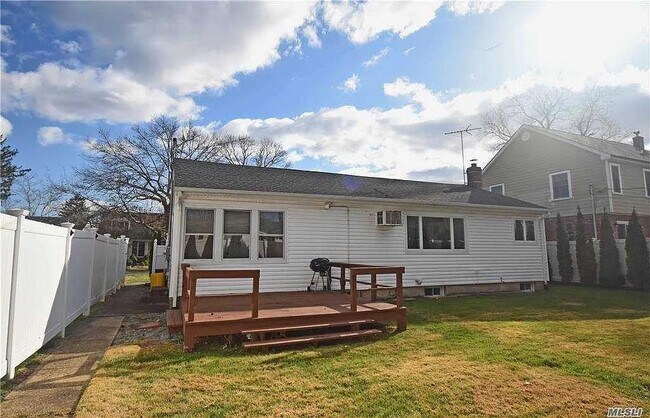 Building Photo - 68 Willets Dr