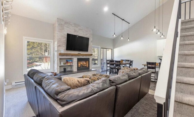 Building Photo - 815 Columbine Rd